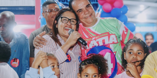 Em plena segunda-feira, às 22h, Orlando de Amadeu arrasta multidão para receber Kátia Oliveira em Palmares