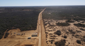 Justiça bloqueia bens de Zé Oliveira em Várzea Nova; liminar proíbe construção em terreno vendido pela viúva Eliete, a Lia do Armarinho, pertencente ao Loteamento Ginásio de Esportes e Cascavel, no final da Rua Ângelo Brandão, adquirido por meio de recibo de compra e venda, e determina que a empresa suspenda imediatamente a retirada de cascalho destinada à pavimentação da estrada que leva ao povoado de Milagres