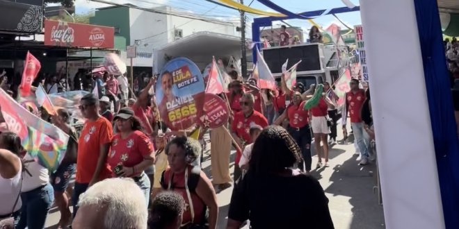 Simpatizantes e políticos ligados ao PT participam de desfile político em Simões Filho