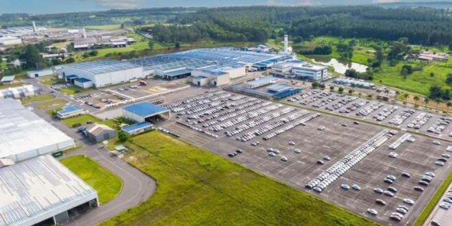 Cerca de 1.500 funcionários são impactados após maior fabricante de automóveis do mundo fechar fábrica no Brasil