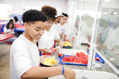 SEC serve 1,5 milhão de refeições por dia e reforça segurança alimentar e nutricional dos estudantes da rede estadual | SECOM